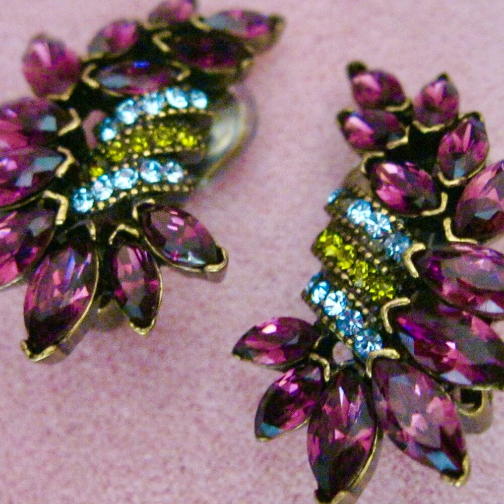 VINTAGE SIGNED HEIDI DAUS BEAUTIFUL RHINESTONE CLIP ON EARRINGS-GREAT COLORS
